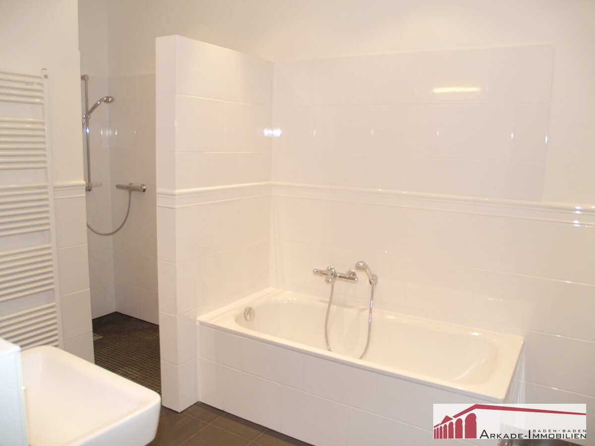 Bad mit Dusche + Wanne