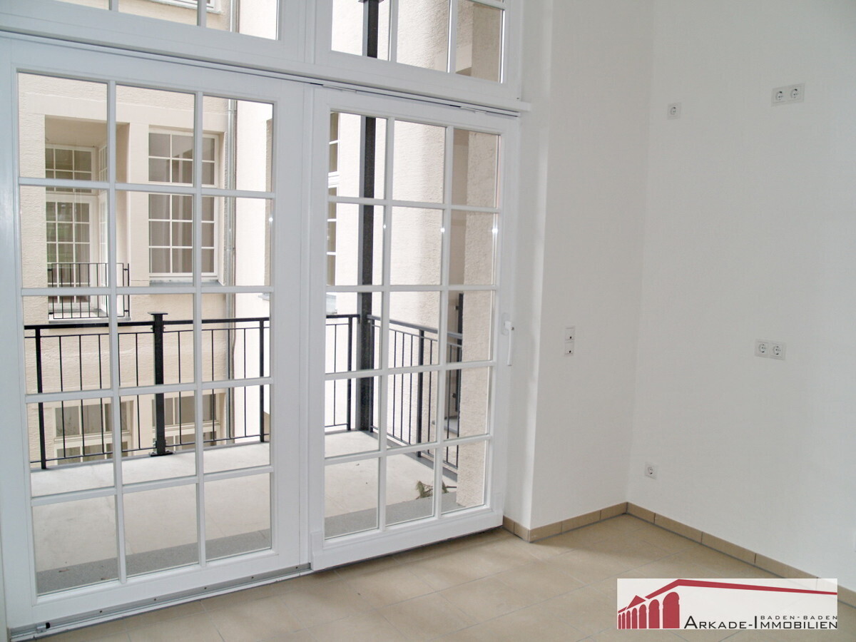 Küche mit Zugang zum Balkon