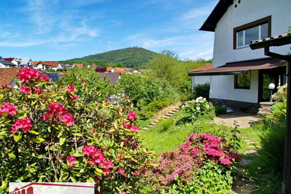 Außenansicht mit Blick zum Fremersberg