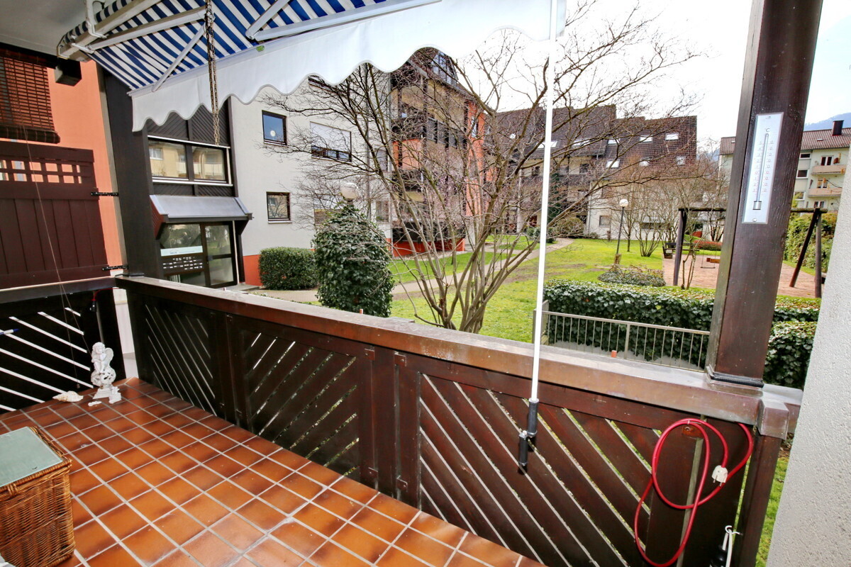 Balkon mit Blick in den Garten