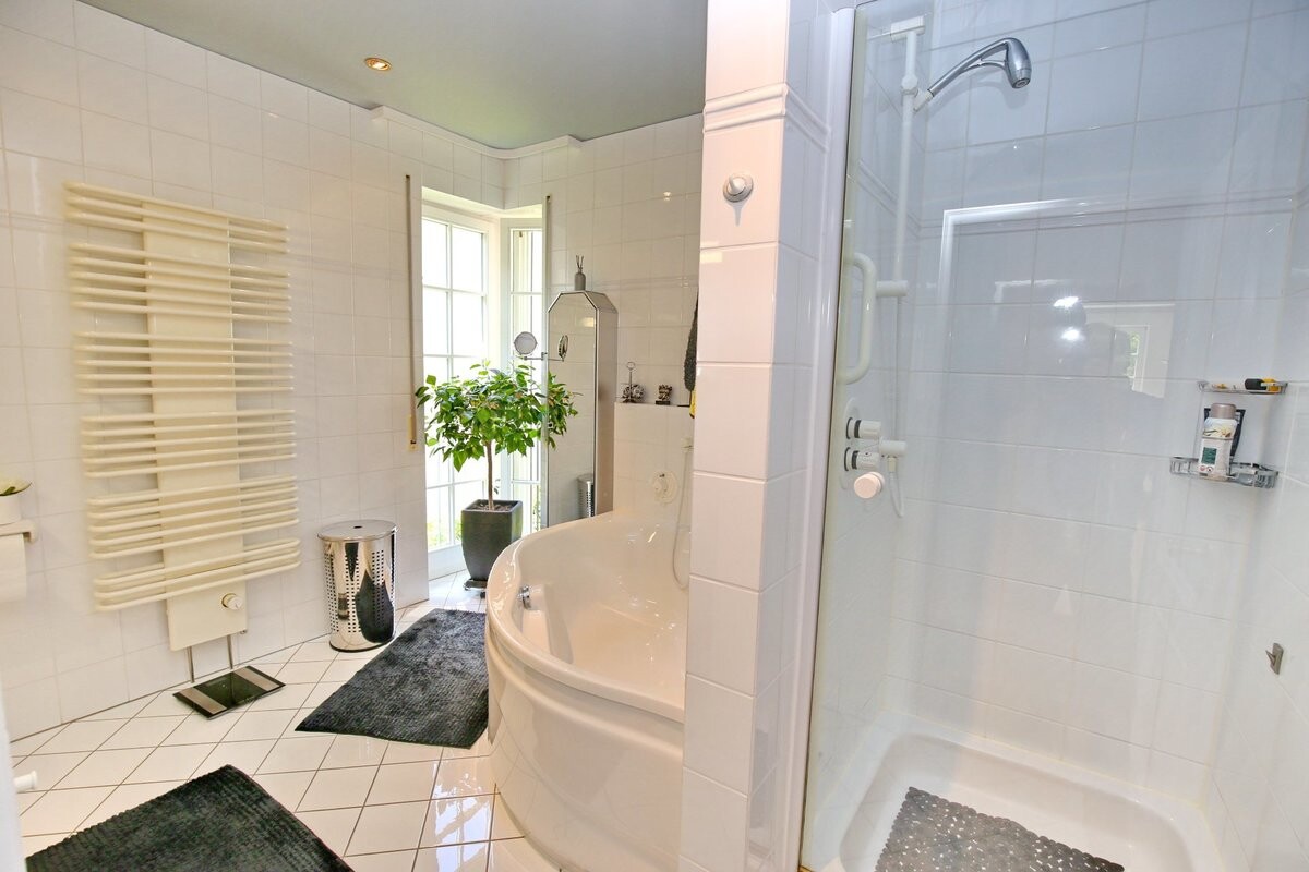 Bad mit Wanne und Dusche