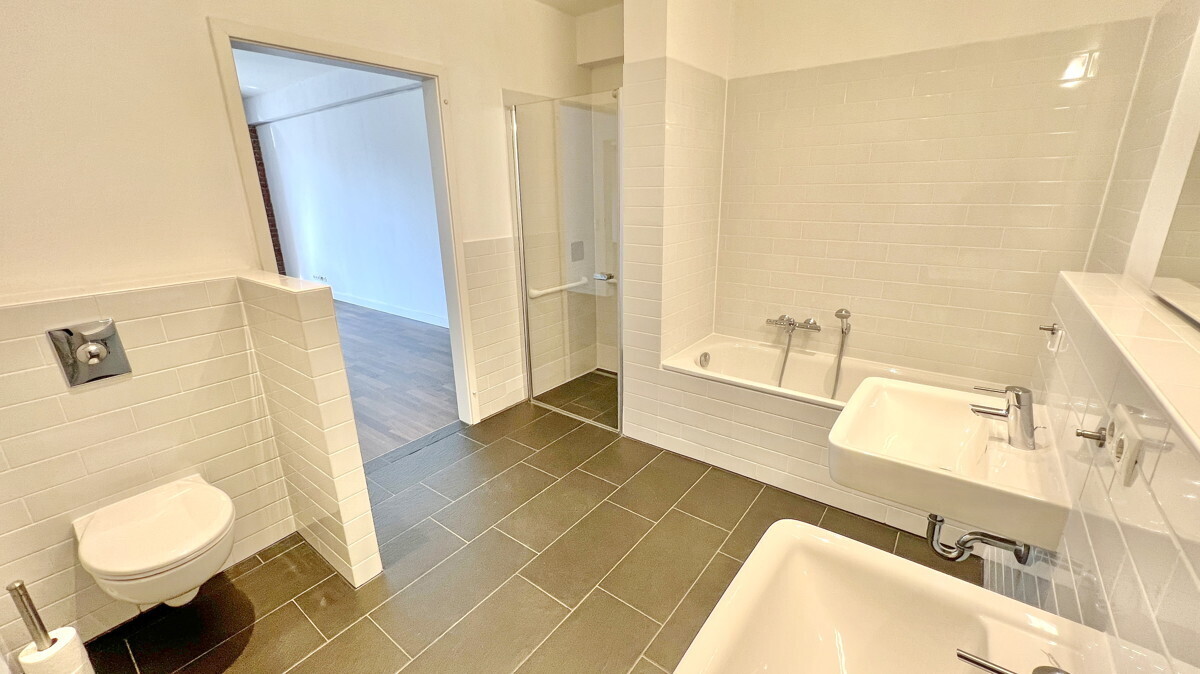 Bad mit Dusche und Wanne