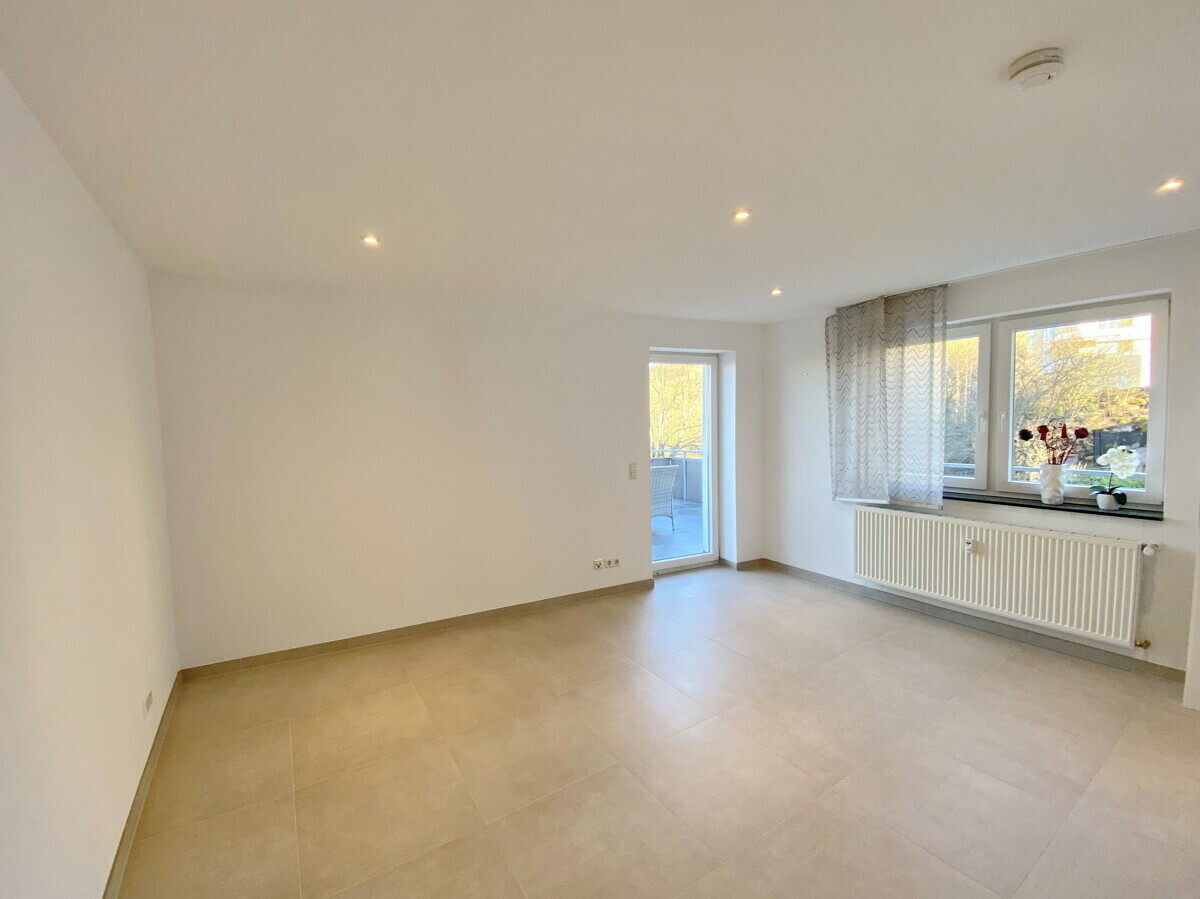 Schlafzimmer mit Zugang zum Balkon