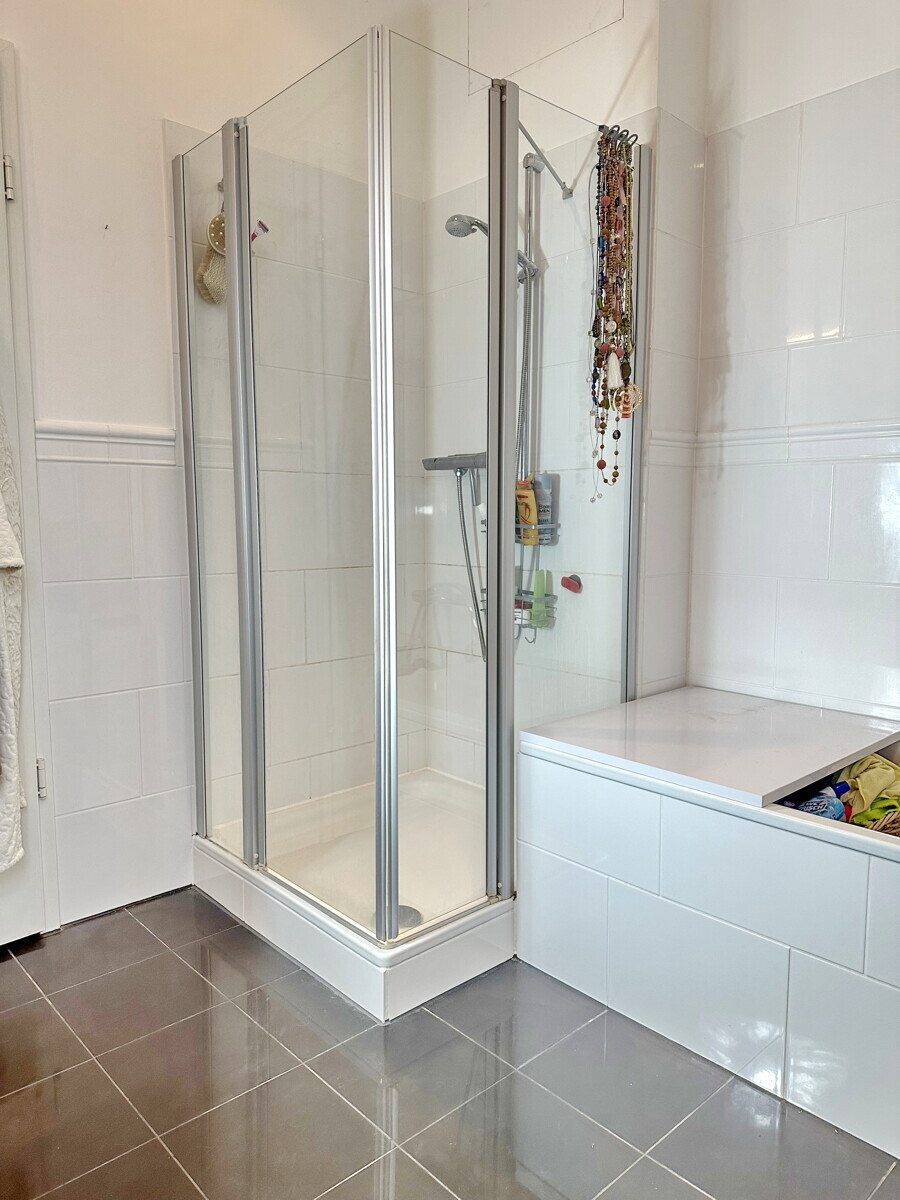 Dusche und Badewanne