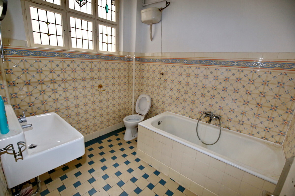 Wannenbad mit historischen Fliesen