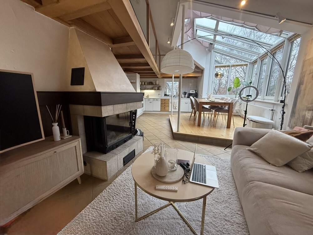 012_Wohnbereich Richtung Loggia und Küche 2