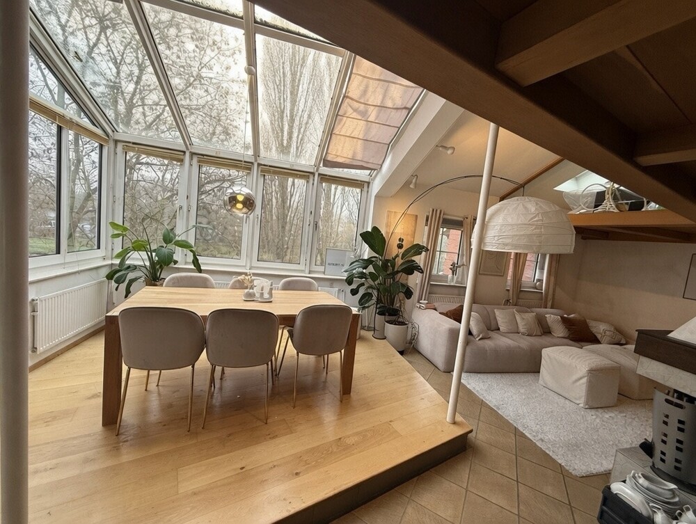 008_Wohn-Essbereich mit Loggia von der Eingangstür aus 