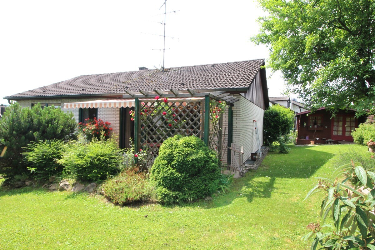 Außenansicht mit Terrasse und Gartenhaus (2)