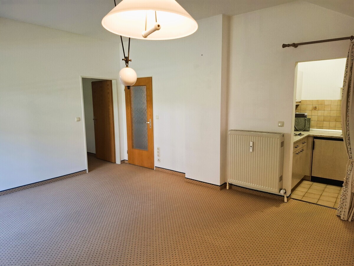 Blick Wohnzimmer in die Küche