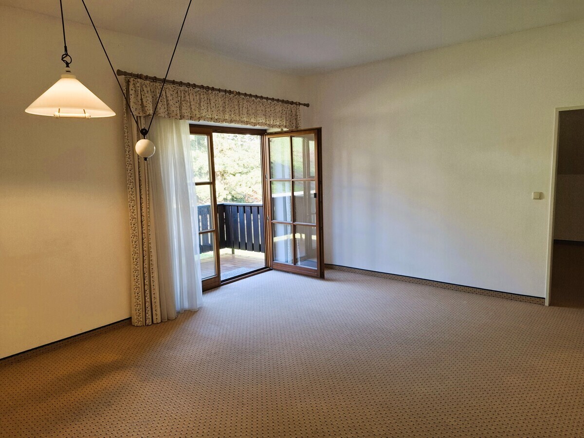 Wohnzimmer mit Balkonzugang 