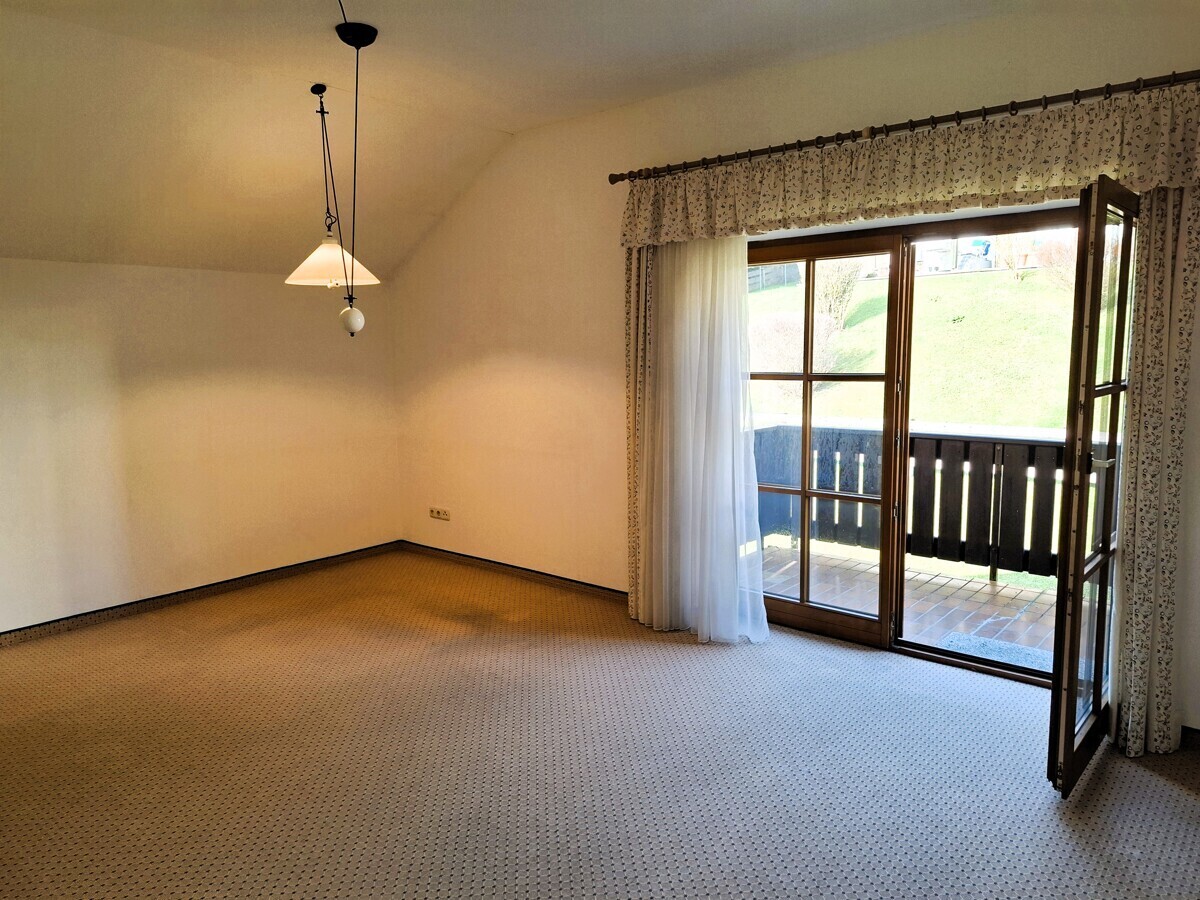 Wohnzimmer mit Balkonzugang 