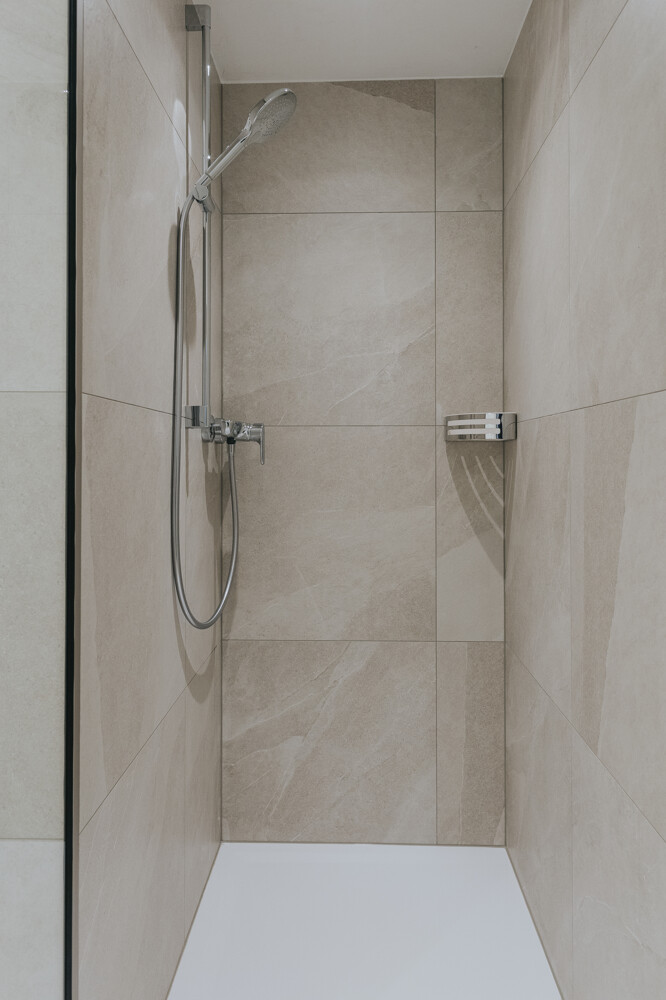 Bad mit Dusche und Fenster