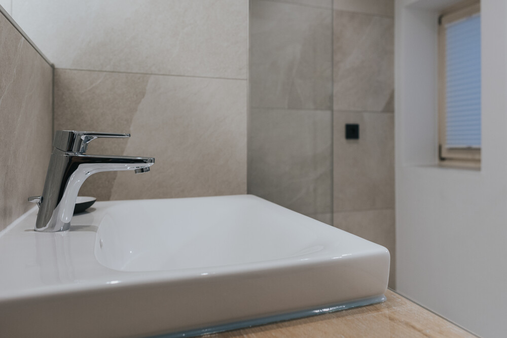 Bad mit Dusche und Fenster