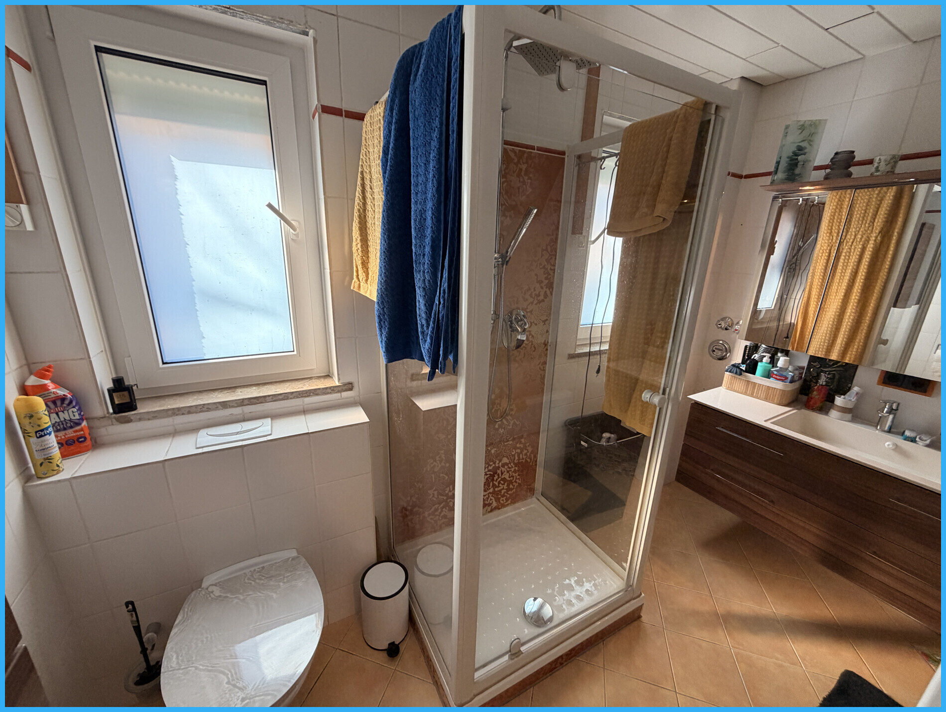 Bad mit Fenster und Dusche