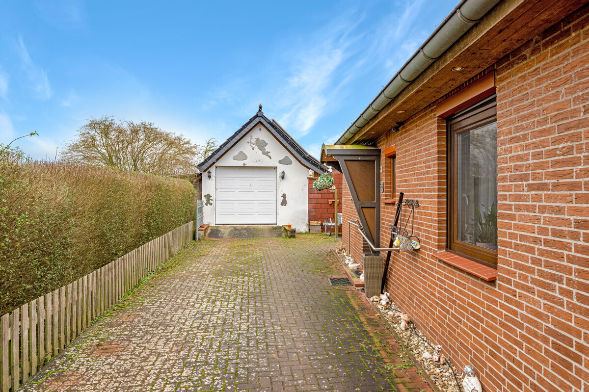 Einfahrt und Garage