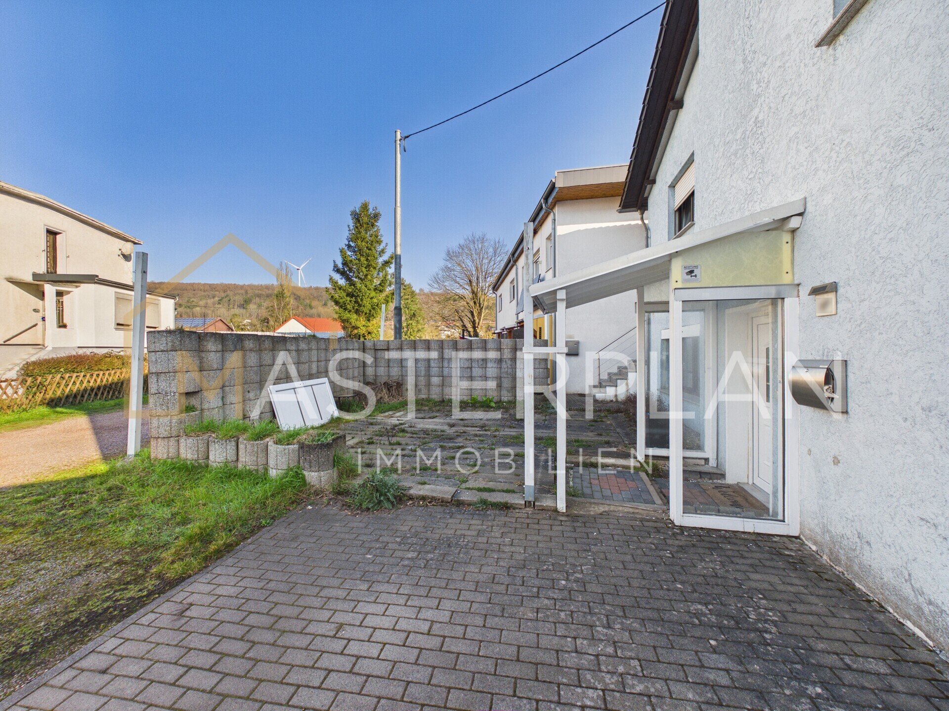 Front mit Terrasse