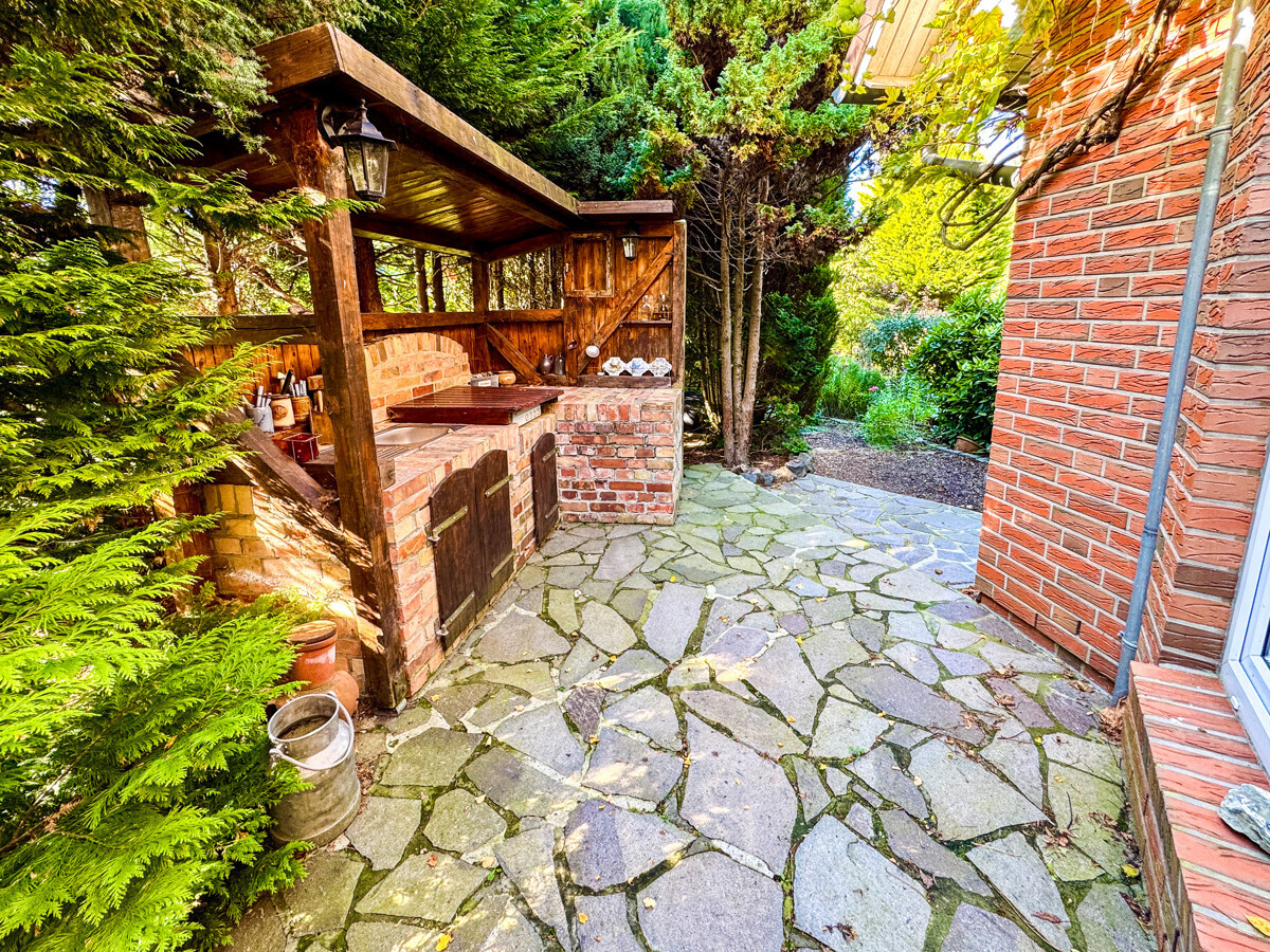 Die Außenküche ist von der großen Terrasse zugänglich.