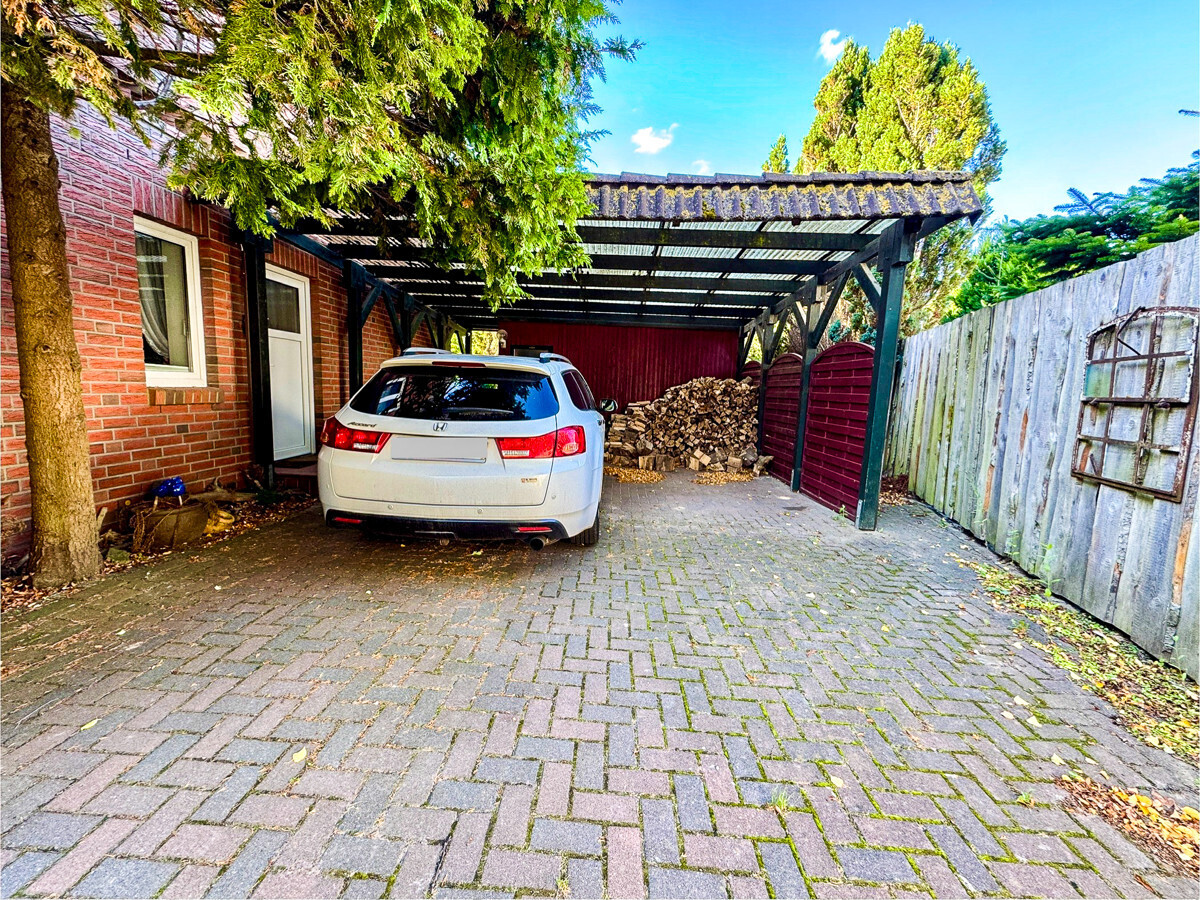 Das Carport bietet ausreichend Unterstellmöglichkeit