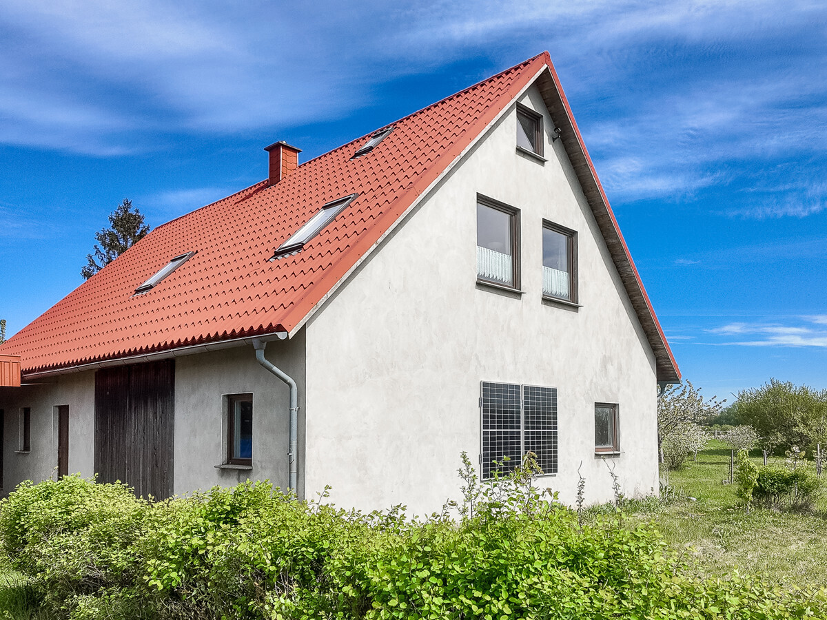 Solarpanele an der Hauswand