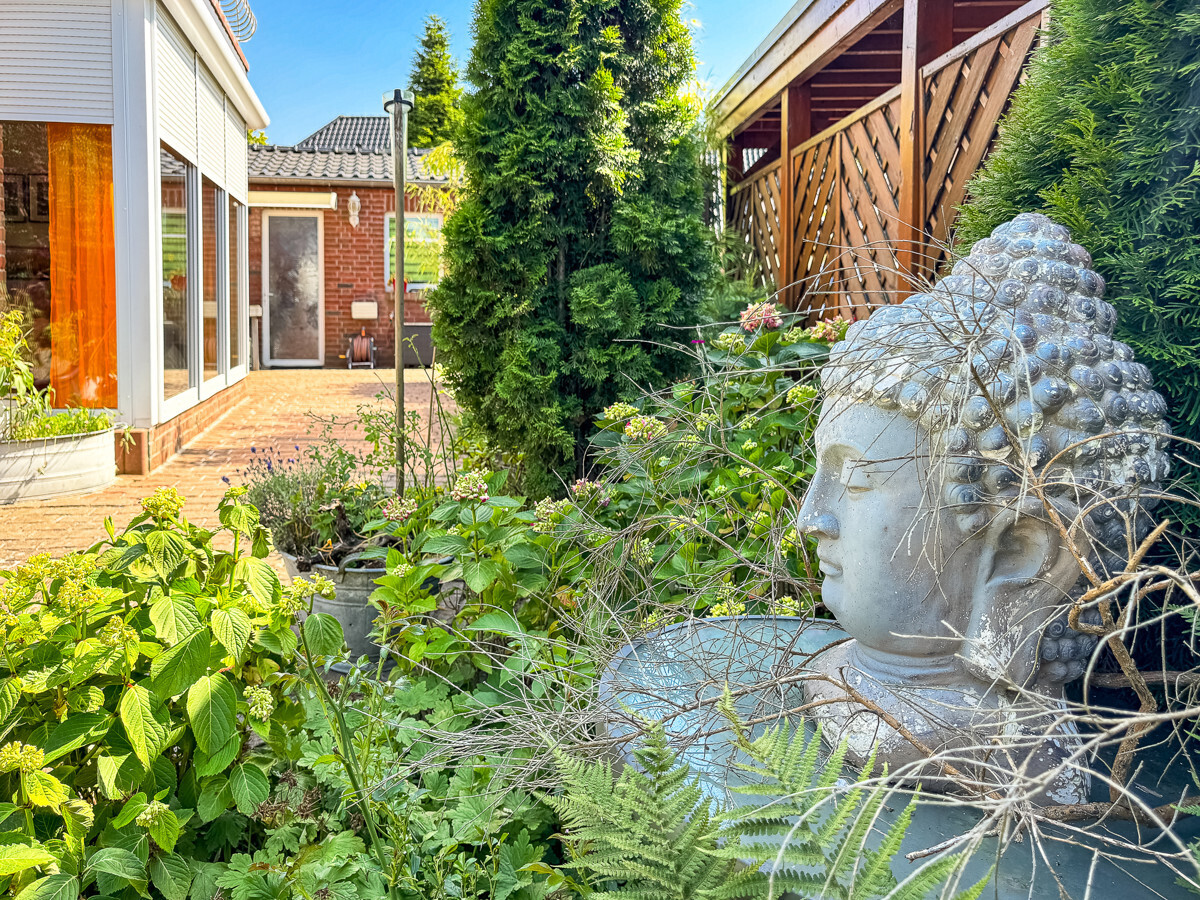 Stimmungsvolle Gartenarchitektur mit Details