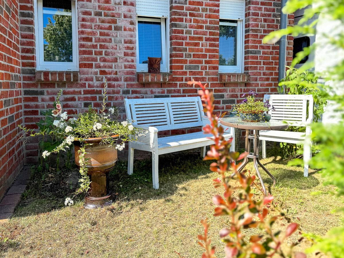Sitzecke im Vorgarten des Hauses