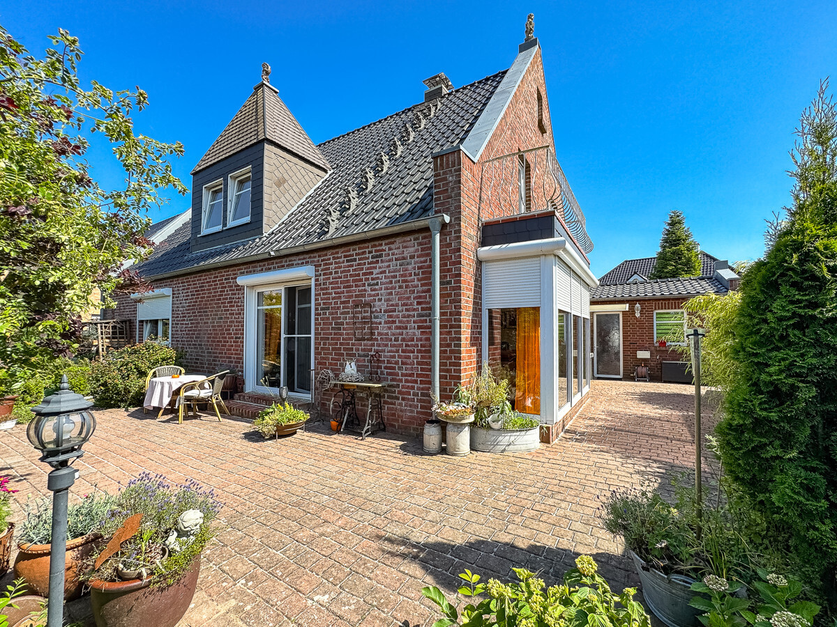 Die große Terrasse mit Blick auf Balkon