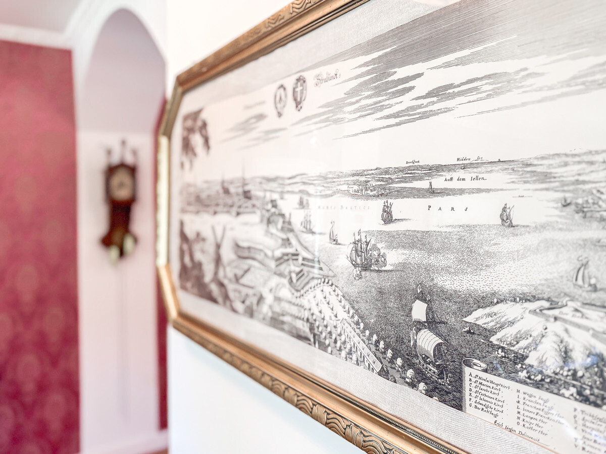 Historische Landkarte als Blickfang im Wohnzimmer