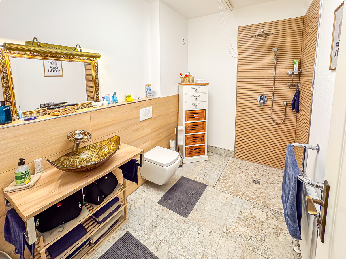 Individuell gestaltetes Bad im EG