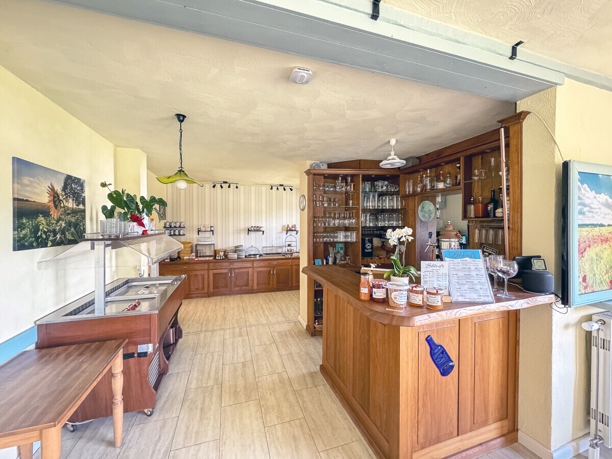 Buffetbereich und kleine Bar