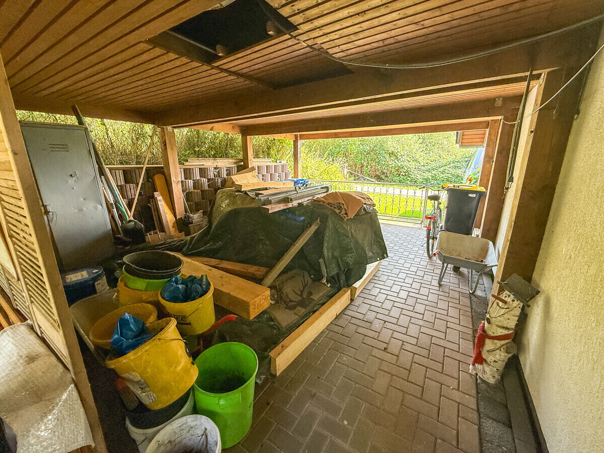 Carports unter der Einliegerwohnung
