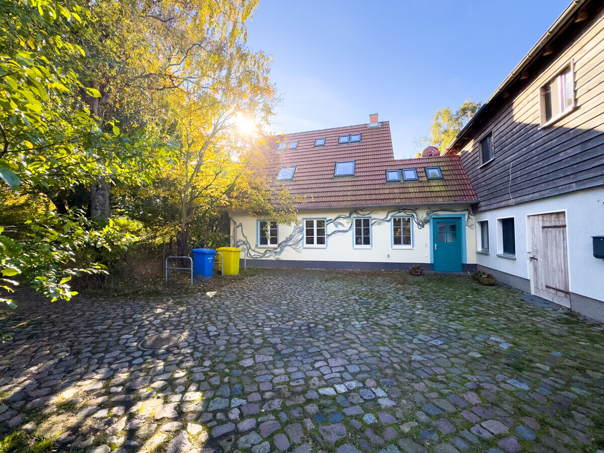 Traditionelles Kopfsteinpflaster vor dem Haus