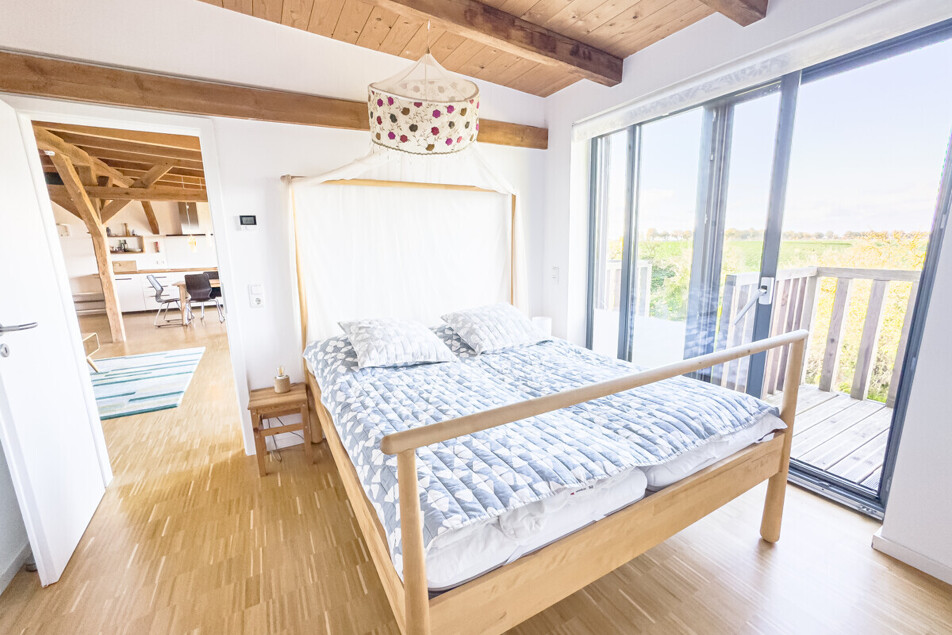 Das Hauptschlafzimmer mit Balkonzugang