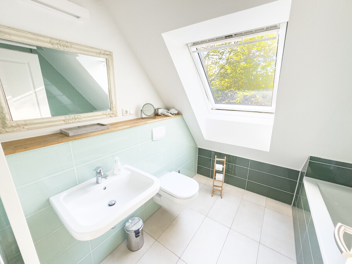 Weiteres Bad mit Wanne und Tageslicht im DG
