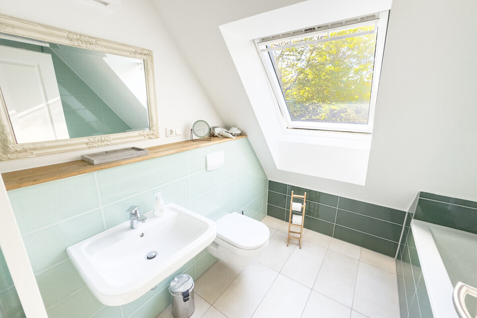 Weiteres Bad mit Wanne und Tageslicht im DG