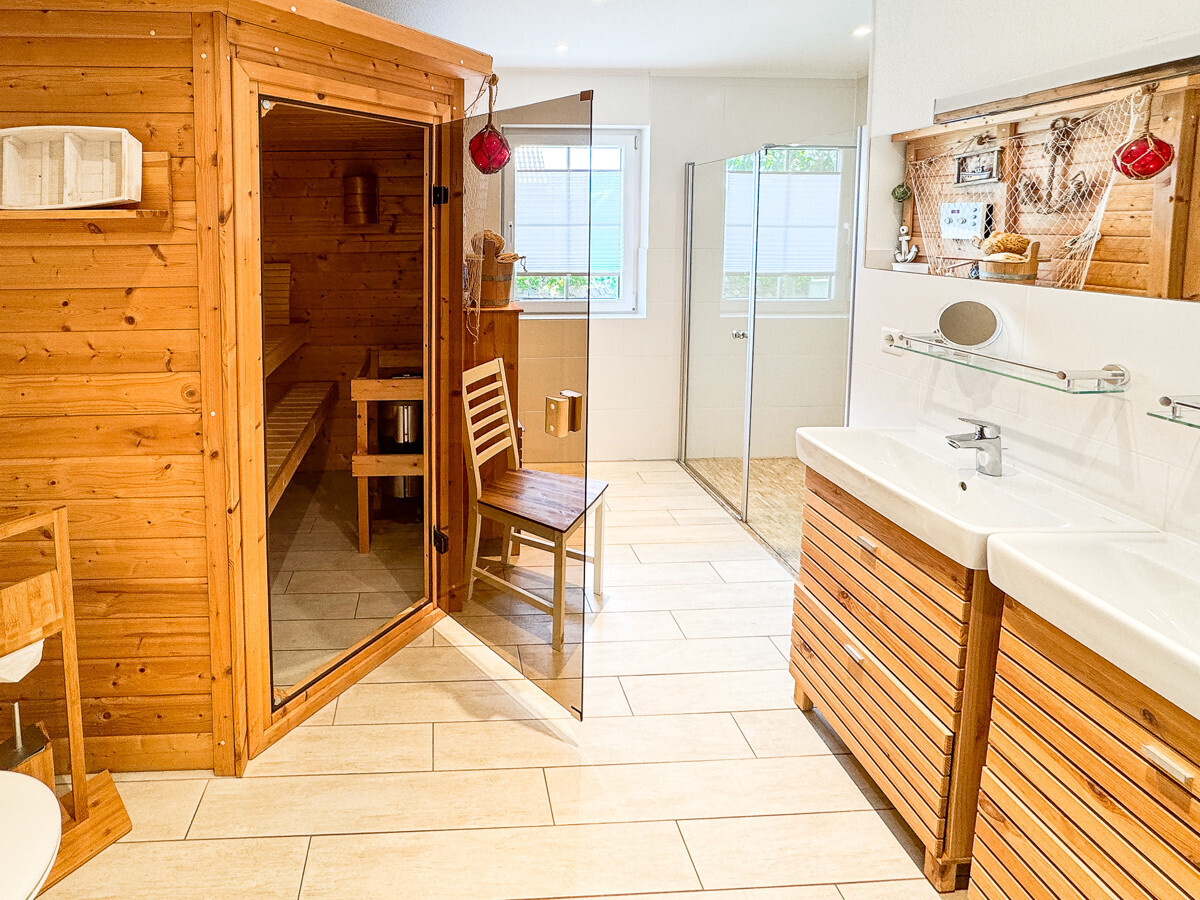 Das Bad mit Sauna im Erdgeschoss
