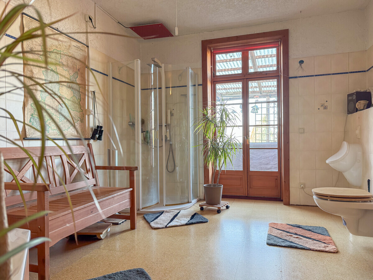 Und Dusche sowie Urinal