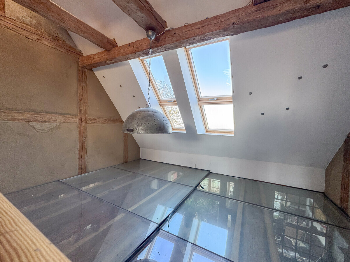 Besonderes Detail: Galerie mit Glasboden und Blick in den Wohnbereich