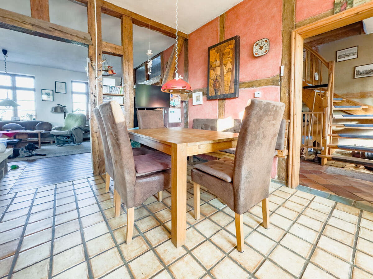 Essbereich mit Blick in den Wohnraum