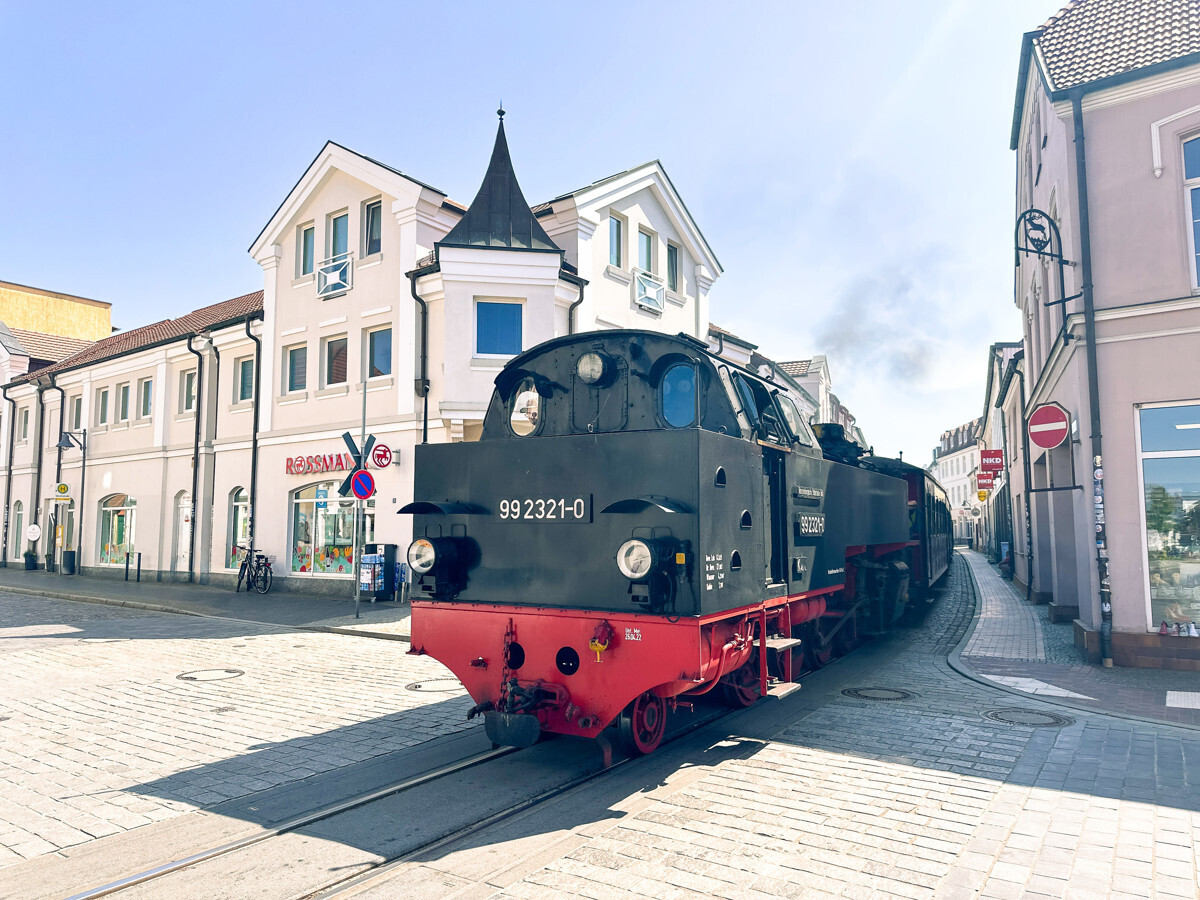 Die Schmalspurbahn "Molli" fährt direkt durch den charmanten Ort. 