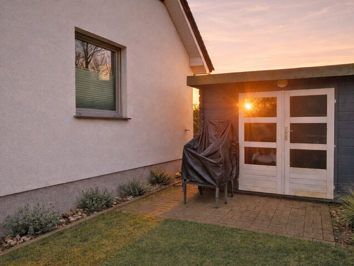 Gartenschuppen // KI-Visualisierung – Darstellung in der Abendsonne