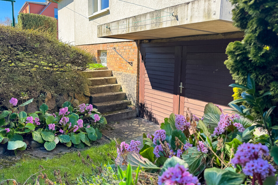Zugang zur Tiefgarage vom Garten
