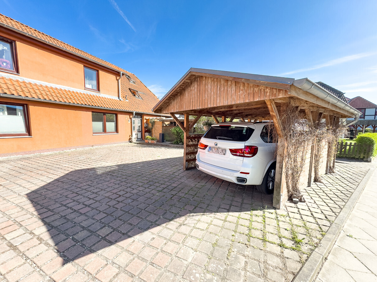 Der Zugang samt Carport