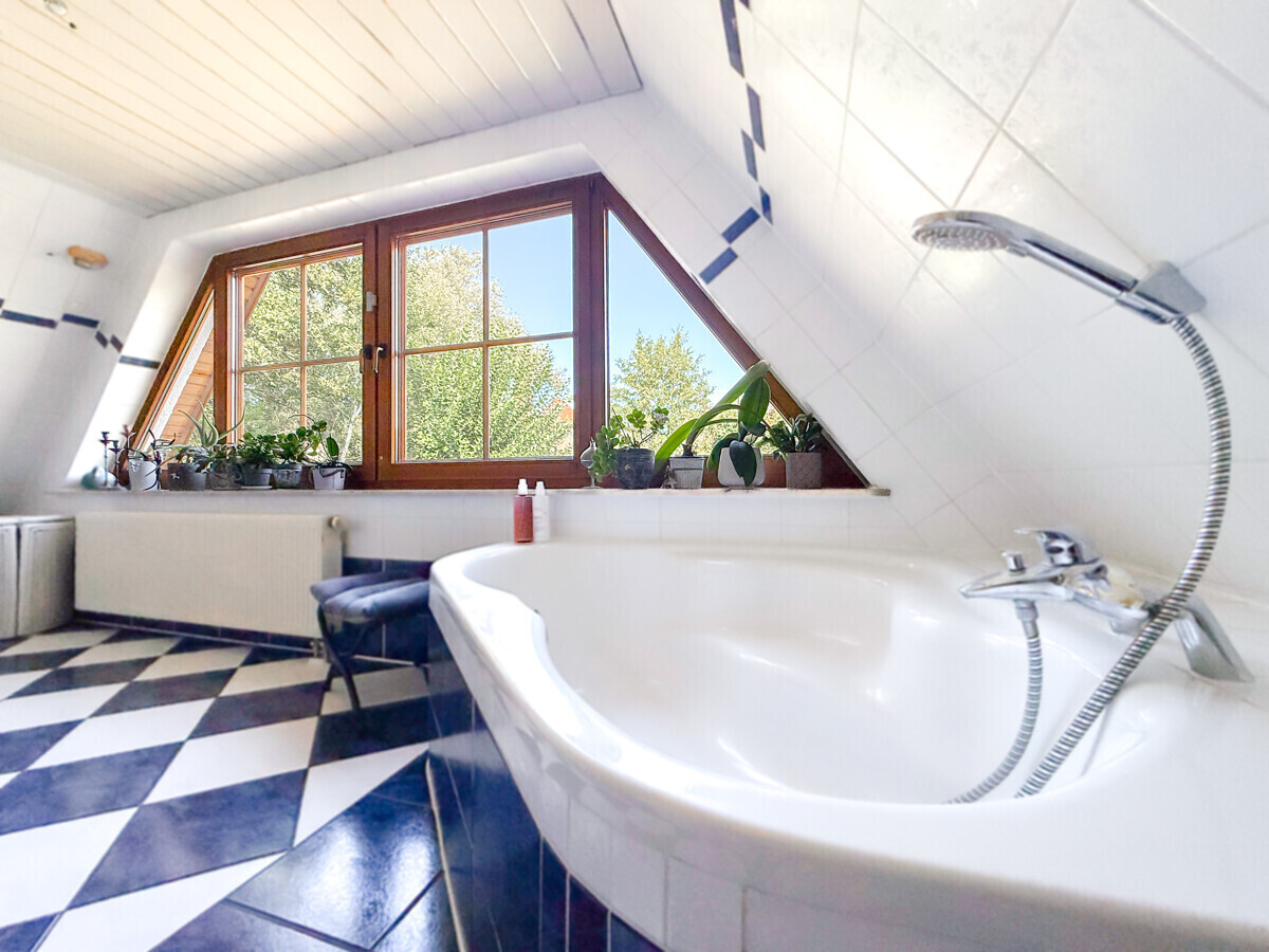 Fensterfront im Hauptbadezimmer