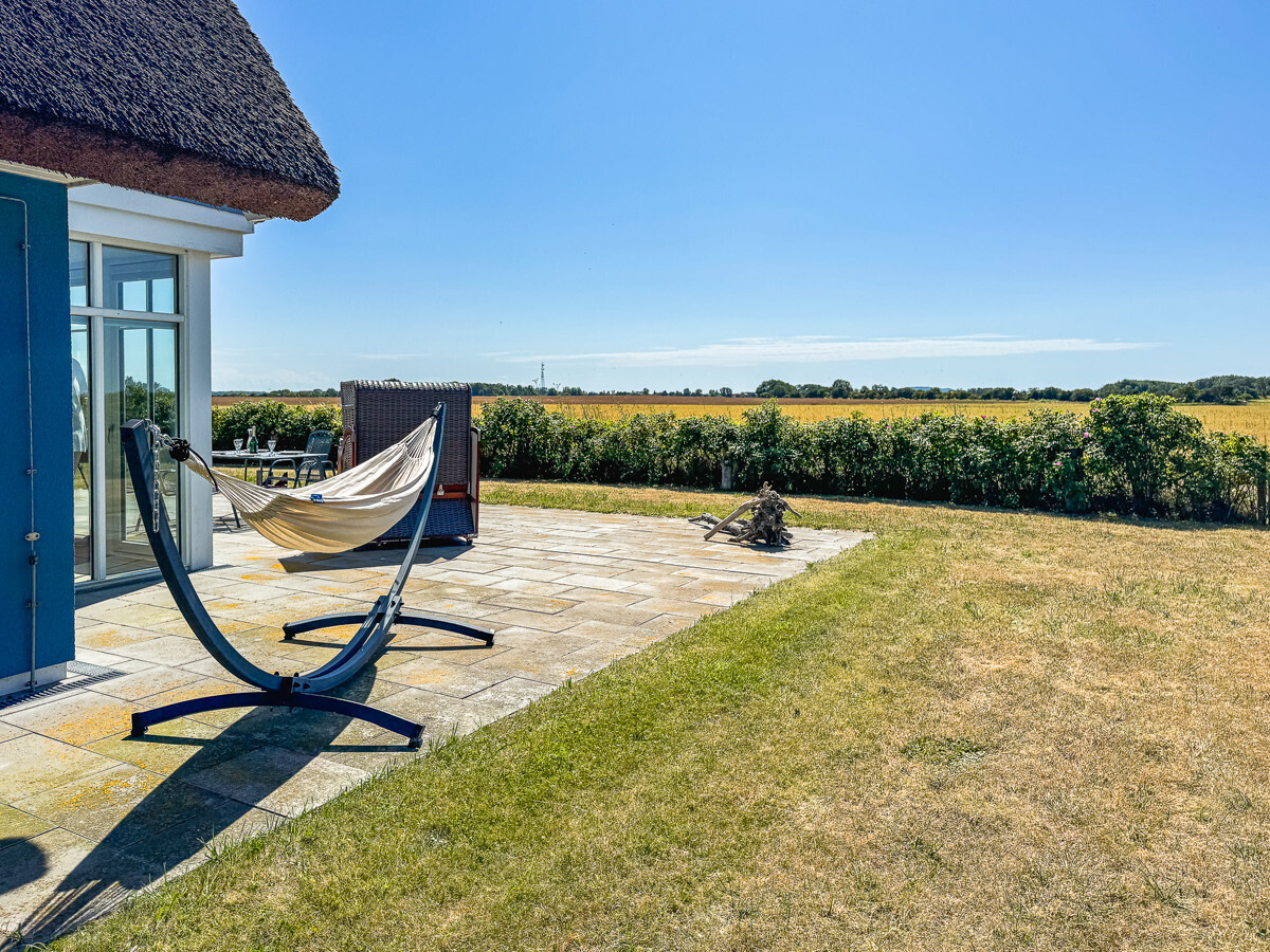 Gartenseite mit Terrasse