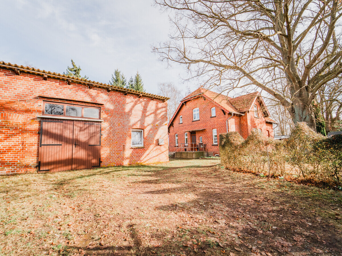 Die große Garage in der Einfahrt