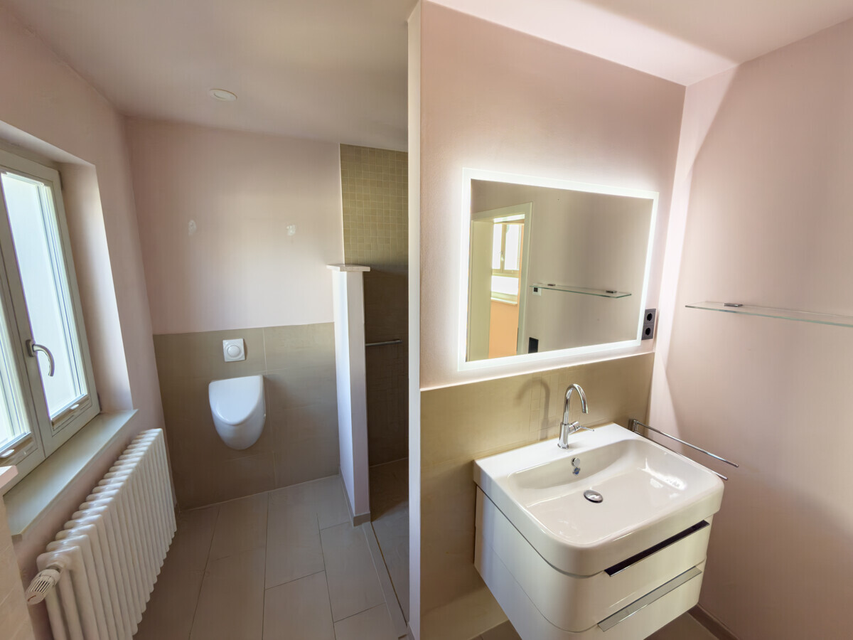 Das moderne Badezimmer mit Dusche und Urinal