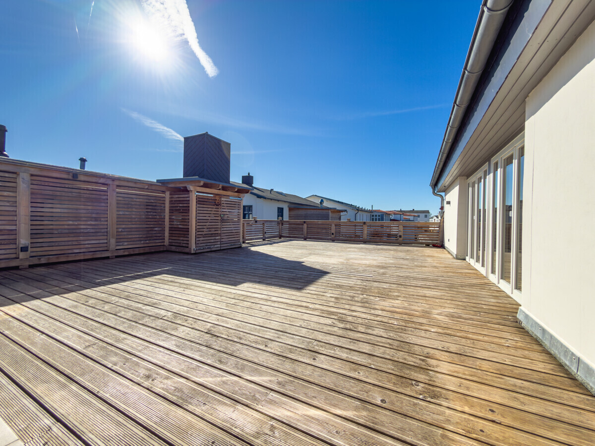 Die große Terrasse mit viel Platz im Freien