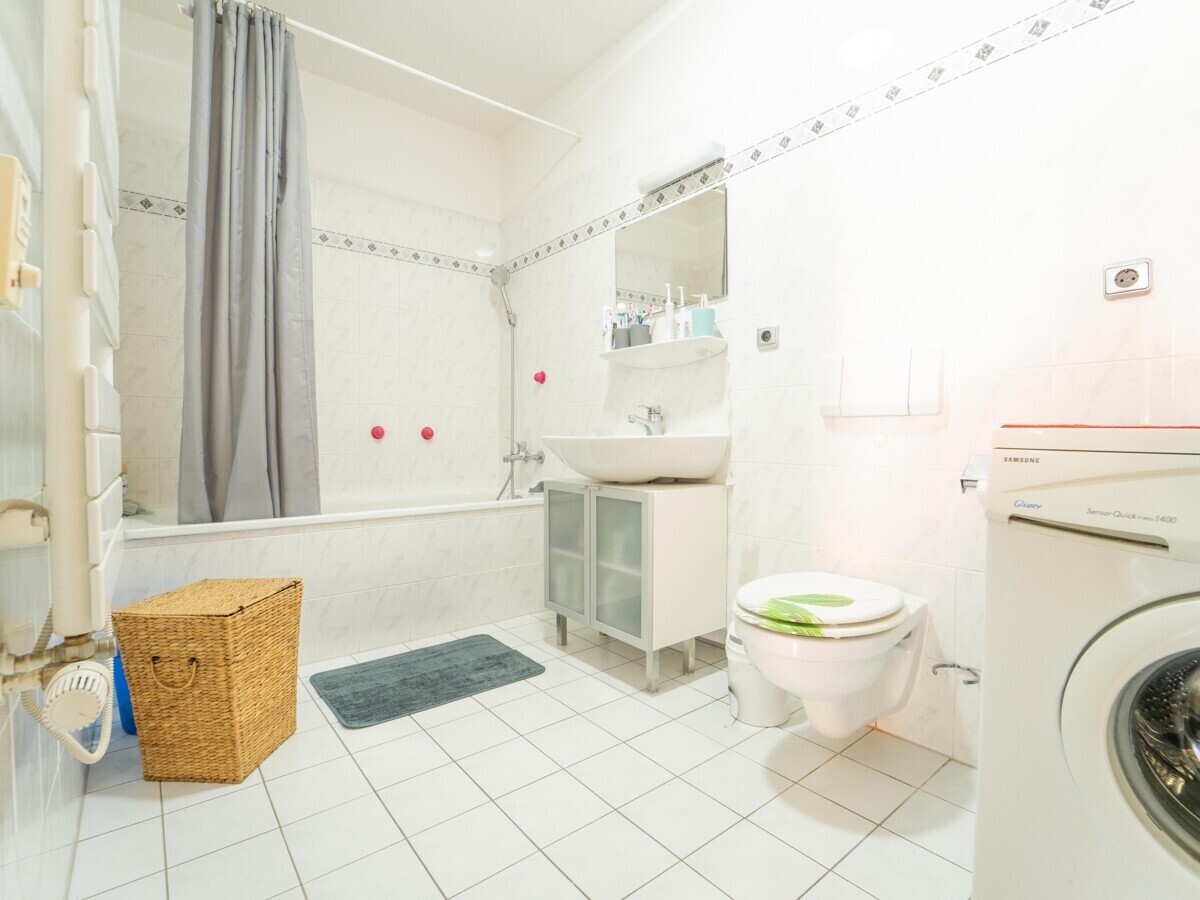 Badezimmer mit Wanne und Waschmaschinenanschluss