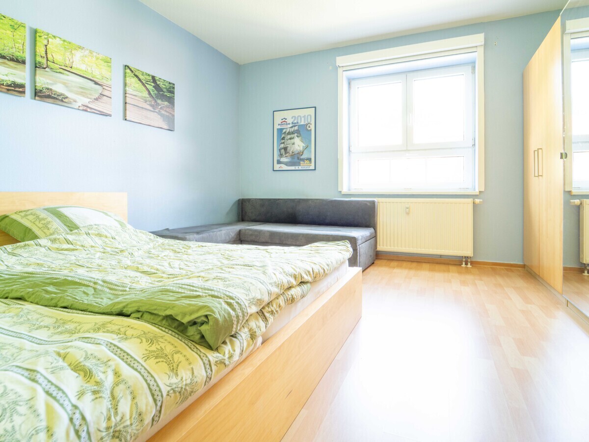 Das geräumige Schlafzimmer