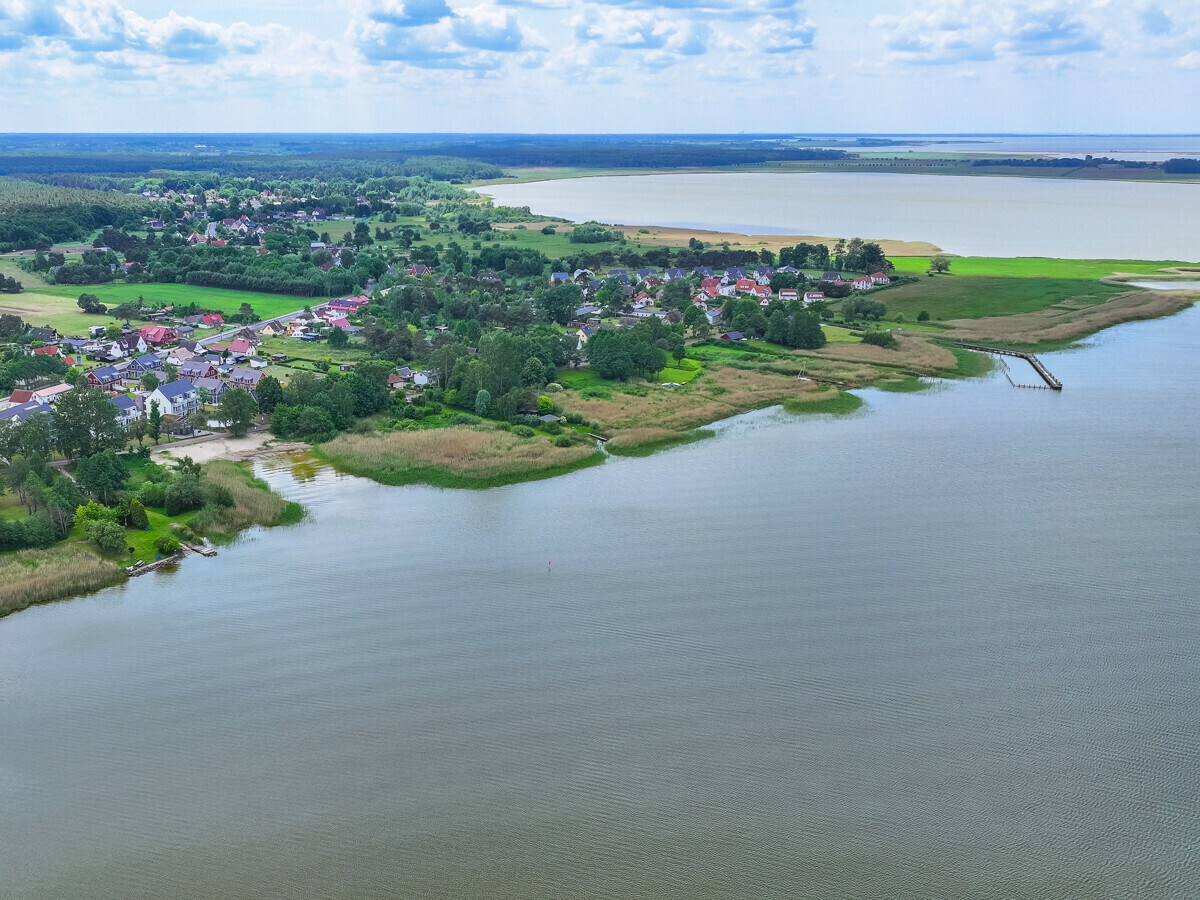 Weite Wasserflächen prägen das Umfeld